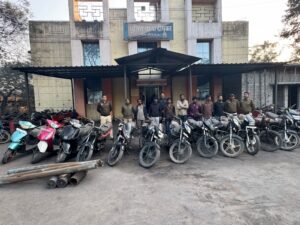 कोरबा पुलिस की बड़ी कार्रवाई: मोटरसाइकिल चोरी गिरोह का भंडाफोड़, 7 आरोपी गिरफ्तार — 14 बाइक व 6 SECL रोलर जप्त।