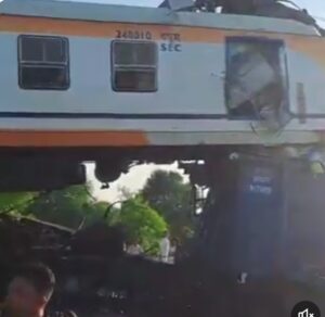 बिलासपुर में बड़ा रेल हादसा — पैसेंजर और मालगाड़ी की आमने-सामने टक्कर, 6 की मौत, कई घायल रेस्क्यू ऑपरेशन जारी, रेलवे अधिकारी मौके पर मौजूद।