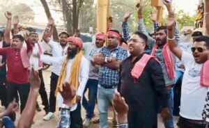 छत्तीसगढ़िया क्रांति सेना का SECL के खिलाफ आक्रोश HR मुकेश सिंह का पुतला दहन और मुख्य महाप्रबंधक कार्यालय का घेराव।