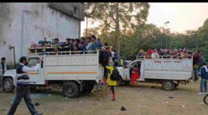 कोरबा :  भगवान बिरसा मुंडा जयंती कार्यक्रम में अव्यवस्था उजागर, विभाग की लापरवाही से मालवाहक गाड़ियों में ढोए गए ग्रामीण।