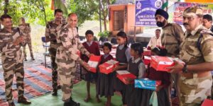 सीआईएसएफ ने किया ग्राम विजयनगर स्कूलों में छात्र छात्राओं को स्टेशनरी व जूते-मोज़े का वितरण।