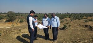 उतरदा में बनेगा हरदी बाजार के लिए नई बसाहट, कलेक्टर के निर्देश पर R&R साइट का निरीक्षण।