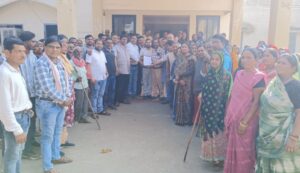 हरदीबाज़ार में बवाल! लाठी-डंडे और झाड़ू लेकर तहसील पहुंचे ग्रामीण, ड्रोन सर्वे रोकने की मांग पर अड़े ।