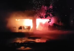 दीपका कटघोरा रोड स्थित श्रीराम फाइनेंस ऑफिस में भीषण आग, चार दमकलों ने घंटों की मशक्कत के बाद पाया काबू।