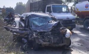 तानाखार नेशनल हाइवे 130 पर भीषण दुर्घटना: डीजल टेंकर और कार की टक्कर में 1 की मौत, 4 घायल।