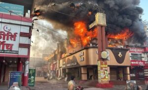 एसएस प्लाजा व्यावसायिक परिसर में लगी भीषण आग, दमकल की 11 वाहन मौके पर मौजूद, महापौर सहित अन्य अधिकारी मौके पर।