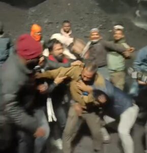 गेवरा खदान में ‘कोयला युद्ध’: दो निजी कंपनियों के बीच खूनी संघर्ष, लाठी-डंडों  के हमले में कई घायल।