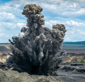 अमानक ब्लास्टिंग से उजड़ा परिवार! दीपका खदान में लखन पटेल के मौत के बाद प्रबंधन कटघरे में।