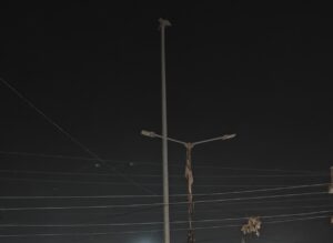 दीपका चौक में लगा 10 लाख का हाई मास्क लाइट शोपीस बना, रख-रखाव के अभाव में क्षेत्र अंधेरे में डूबा।