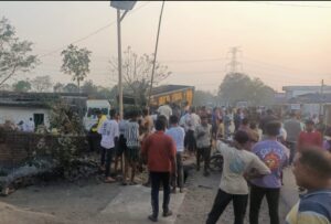 दर्दनाक हादसा: लापरवाह ट्रक ने घर में घुसकर गर्भवती महिला को कुचला, ग्रामीणों का सड़क जाम।