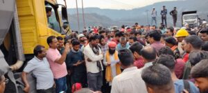 दीपका खदान में ड्राइवर की हार्ट अटैक से मौत, 7 घंटे काम ठप,सभी ड्राइवरों व कर्मचारियों द्वारा एक दिन का वेतन चंदा देने का निर्णय।