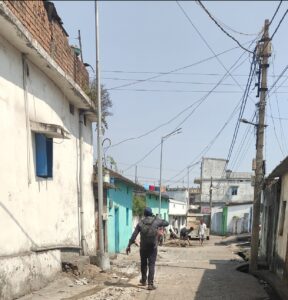 दीपका में ‘स्ट्रीट लाइट’ कार्य पर फिर सवाल: 4–6 इंच गड्ढों में बिछ रही केबल, लोगों में नाराजगी।