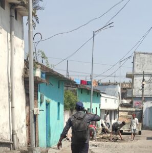 दीपका में ‘स्ट्रीट लाइट’ कार्य की गुणवत्ता पर फिर सवाल, कम गड्ढों में केबल बिछाने का आरोप।