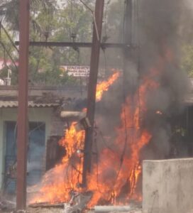 गर्मी का असर: झाबर पाली रोड दीपका में ट्रांसफार्मर में भीषण आग, धू-धू कर जला ट्रांसफार्मर ।