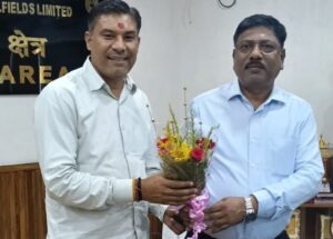 दीपका में एरिया जीएम का पार्षद अरुणीश तिवारी ने किया स्वागत, जनसुविधाओं और डस्ट नियंत्रण का मुद्दा उठाया गया।