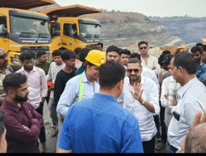 SECL गेवरा में ठेका कंपनी PNC के खिलाफ बवाल: जिला पंचायत सदस्य विनोद यादव और पार्षद सुजीत सिंह की अगुवाई में काम बंद।