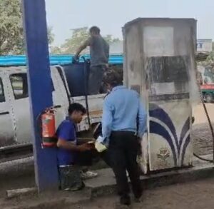 डीजल के लिए ट्रकों की लंबी कतारों से परेशान मालिक,प्लास्टिक डिब्बों में में सप्लाई जारी।