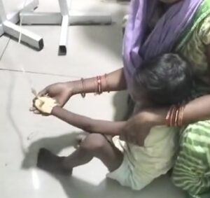फर्श पर चढ़ाई गई ग्लूकोज बोतल, वीडियो बनाने पर परिजनों को धमकी!पाली सामुदायिक स्वास्थ्य केंद्र पर गंभीर आरोप।