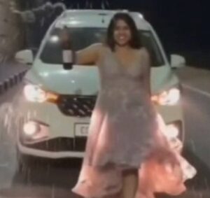 बिलासपुर में चलती कार की छत पर युवती को बैठाकर स्टंटबाजी, चालक गिरफ्तार।