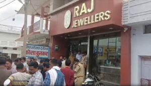 कोरबा के छुरी में महिला बनकर पहुंचे लुटेरे, दिनदहाड़े ज्वेलरी दुकान में लूट की नाकाम कोशिश- देखिये वीडियो।