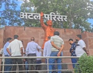 बड़ा खुलासा: ब्रॉन्ज के नाम पर थमा दी सीमेंट की मूर्ति! कटघोरा अटल परिसर में भ्रष्टाचार की खुली पोल।