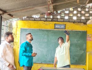 पार्षद सुजीत सिंह को शासकीय प्राथमिक शाला में विद्यार्थियों को बैठने में हो रही असुविधा की शिकायत पर  विद्यालय के स्थिति का निरीक्षण किया।