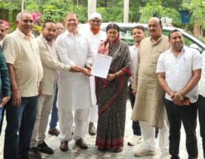 बिलासपुर में घंटों खड़ी रहने वाली 4 ट्रेनों को कोरबा/गेवरा रोड तक बढ़ाने की मांग, सांसद ज्योत्सना महंत को सौंपा ज्ञापन।