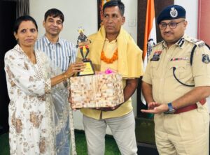 38 साल की सेवा के बाद नगर सैनिक व्यासनारायण जायसवाल सेवानिवृत्तपुलिस महानिरीक्षक कार्यालय में आयोजित हुआ विदाई समारोह, आईजी राम गोपाल गर्ग ने किया सम्मान।