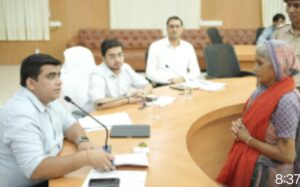 स्वास्थ्य सेवाओं में लापरवाही पर होगी कार्रवाई, जनदर्शन में कलेक्टर ने सुनी आमजनों की समस्याएंस्वास्थ्य केंद्र समय पर खोलने और चिकित्सकों की उपस्थिति सुनिश्चित करने के निर्देश, जनदर्शन में 45 आवेदन प्राप्त