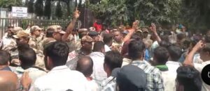हरदीबाजार: SECL ने तड़के ढहाया सामुदायिक स्वास्थ्य केंद्र, विरोध में भड़के ग्रामीणों ने विधायक की मौजूदगी में दीपका GM दफ्तर पर की तालाबंदी।