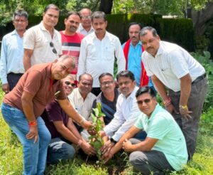 एक पेड़ मां के नाम” के तहत् प्रेस क्लब परिसर में विधायक प्रेमचंद पटेल ने लगाए फलदार व छायादार पौधे।