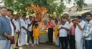 पूर्व एल्डरमैन राजकुमार यादव की अनोखी पहल: 11 साल से पेड़ों का जन्मदिन मनाकर दे रहे हरियाली बचाने का संदेश, बोले—“पेड़ों की रक्षा करेंगे, पेड़ हमारी रक्षा करेंगे”