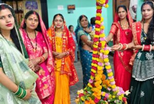 सुहाग की सलामती के लिए महिलाओं ने रखा निर्जला व्रत,पार्थिव शिवलिंग की पूजा कर मांगी सुख-समृद्धि,उत्साह के साथ मनाया गया हरितालिका तीज महापर्व।