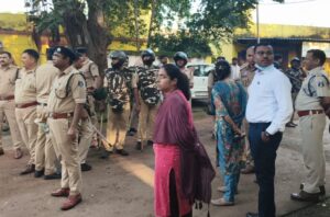 भारी पुलिस बल की मौजूदगी में SECL ने ध्वस्त किया सामुदायिक स्वास्थ्य केंद्र।