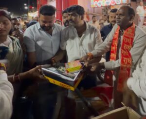 दीप प्रज्वलन के साथ हुई मातृ शक्ति का सम्मान, महिलाओं को साड़ी-मिठाई और बच्चों को ₹100 की राशि देकर किया गया प्रोत्साहित।