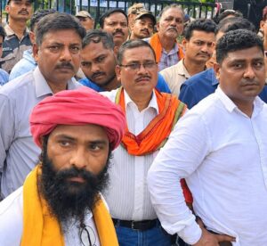 मुआवजे में कटौती के विरोध में भू-विस्थापितों का जोरदार प्रदर्शन, उमागोपाल ने दिया समर्थन।